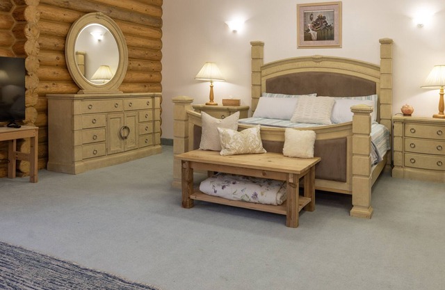 Private Suite in Rustic Cabin - Room 230