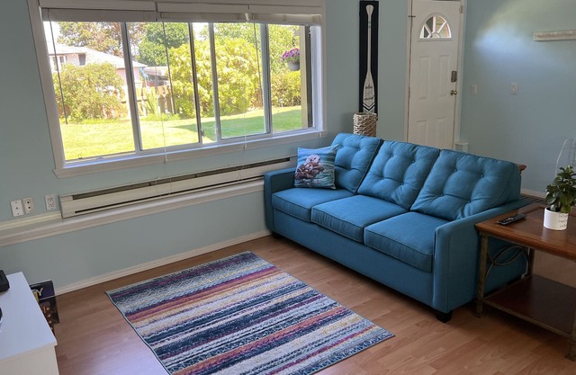 Private suite w/ kitchen - 2 minutes from the beach