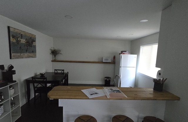 Private suite w/your very own patio in Beautiful Blind Bay. Pet friendly!