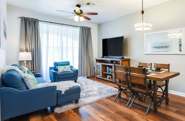 Private Top Floor Sparkling Condo Near Attractions
