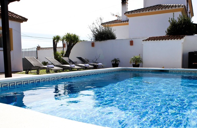 Private Villa, Gym, Private Pool, Parking, 10 min to beach, WIFI, Air Con.