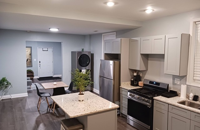 Private villa in a vintage Chicago neighborhood - 10 minutes from downtown