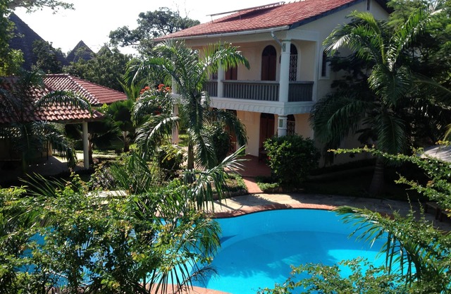 Private villa in Lamu style with private pool and cook/staff 250 m to the beach
