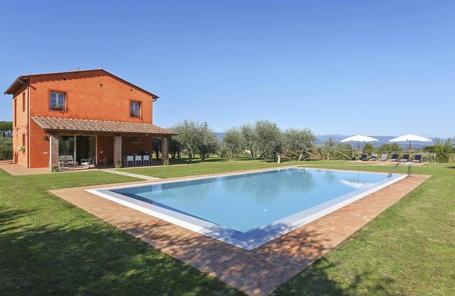 Private Villa with WIFI, A/C, private pool, TV, veranda, panoramic view, parking, close to Lucca