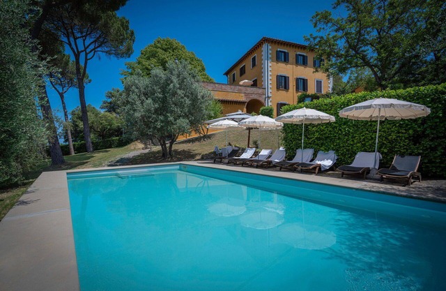 Private Villa with WIFI, hot tub, private pool, A/C, TV, terrace, pets allowed, panoramic view