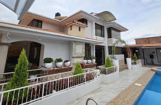 Private Villa with Jacuzzi and Heated outdoor Pool, Free Wifi, Free Parking