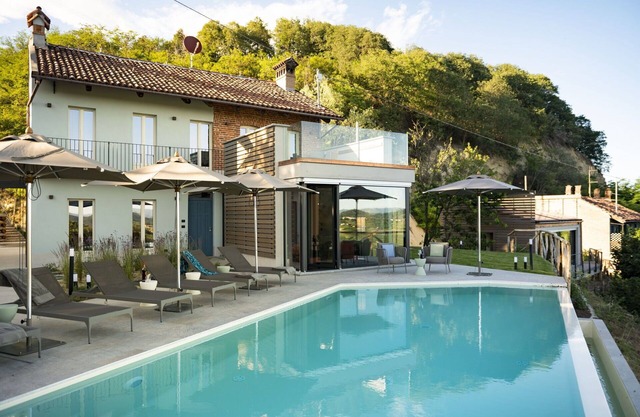 Private Villa with private pool, A/C, sauna, hot tub, WIFI, TV, patio, panoramic view, close to Alba