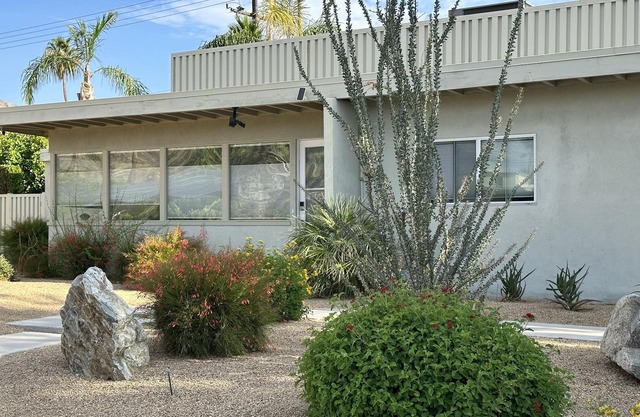 Private Warm Sands-Great Views, Mid Century, Close to Downtown