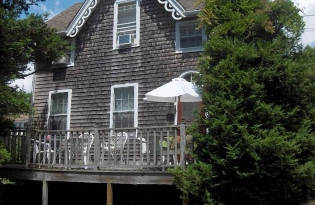Private Watch Hill Cottage 5 Min. Walk to Beach