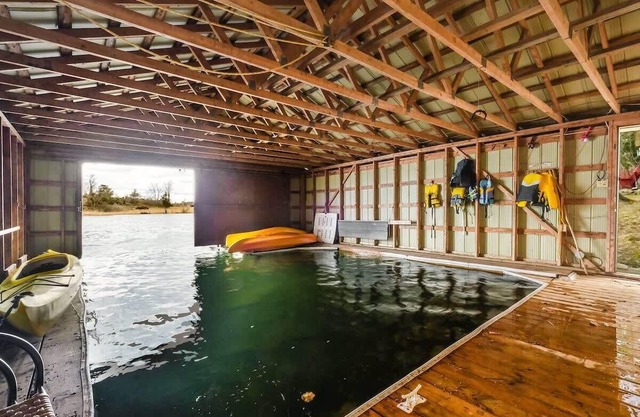 Private waterfront cottage - hot tub & kayaks!