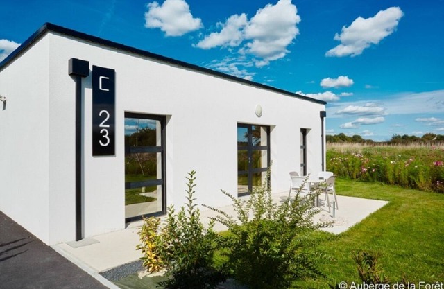 Privatif family cottage, heated and covered swimming pool next to a huge forest