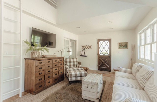 Pro Designer Cottage, 4/10 Mile to New Circle Beach