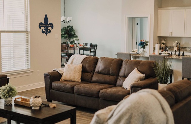 Professional Long-Stay Focus: "Comfortable Mid-Term Retreat | Fast WiFi | Monthly Discounts