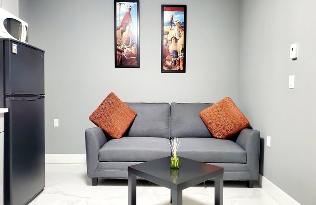 Professional Stays Cozy Private 1BED Suite in Surrey- Major attractions nearby
