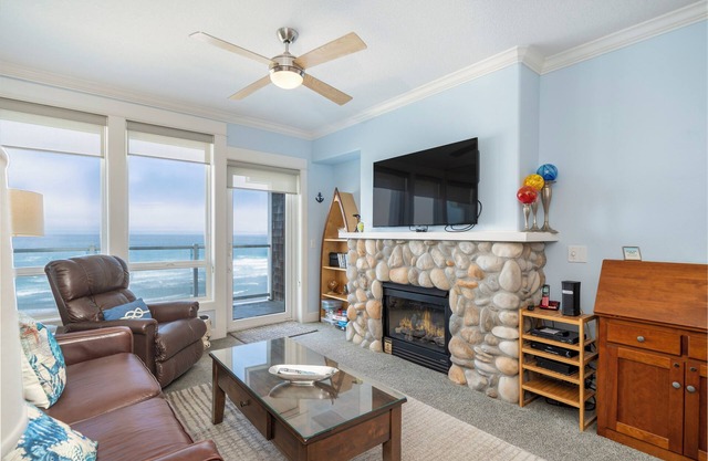 Promo! Third Floor Condo, Oceanfront, Private Hot Tub, Pool, and Free Wifi