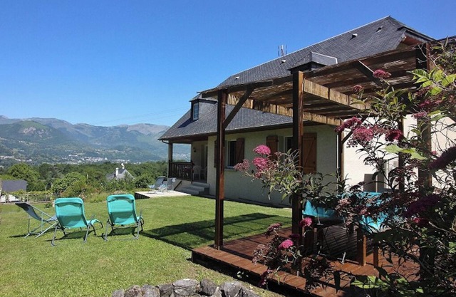 Property in the heart of the village with breathtaking views of the Argelès valley