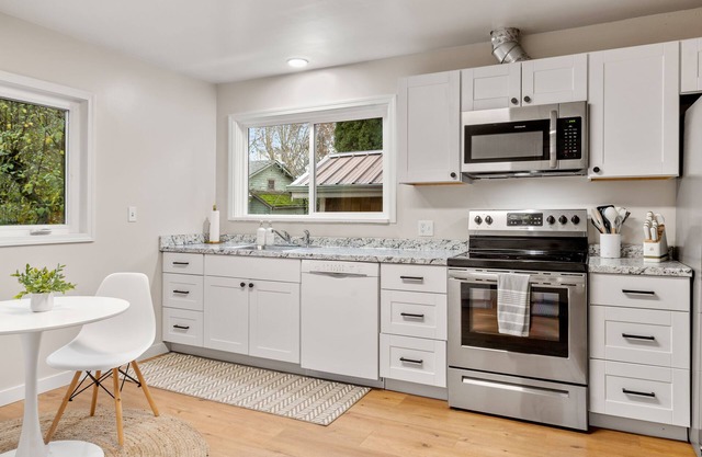 Prospect Hacienda - River views and steps away from LCSC