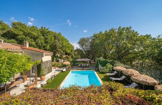 Provencal bastide with heated pool near Alpilles and Luberon