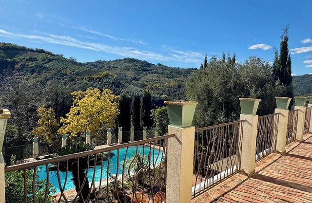 Provencal house between sea and mountains. Swimming pool
