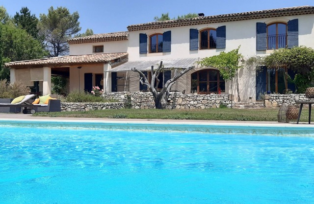 Provencal house near Aix en Provence with bowling pitch and swimming pool.