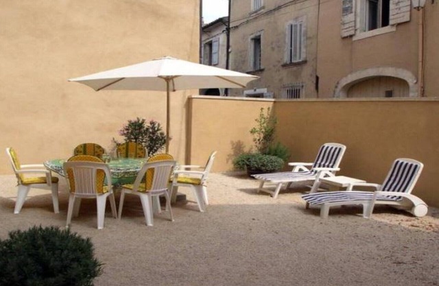 PROVENCE BLUE LUBERON STOPOVER
