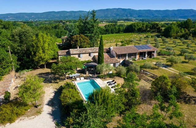 Provence farmhouse with swimming pool, olive grove 6 people, Rated 3 stars
