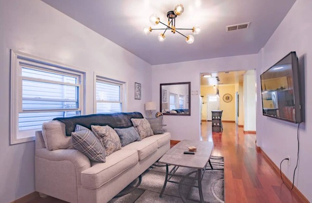 Pueblo Magíco: Modern-Rustic Central City Gem, sleeps 12-14 guests