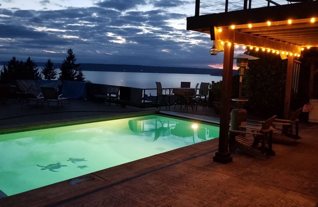 Puget Sound View, Private Queen Bedroom, Private Pool/Jacuzzi