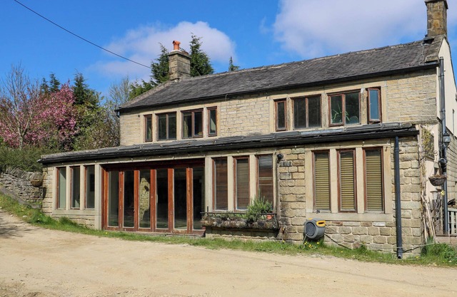 PULE HILL FARM, pet friendly, character holiday cottage in Marsden