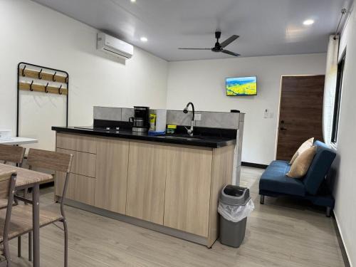 Punta Leona, beach 5mn,gated parking, AC, TV, WiFi