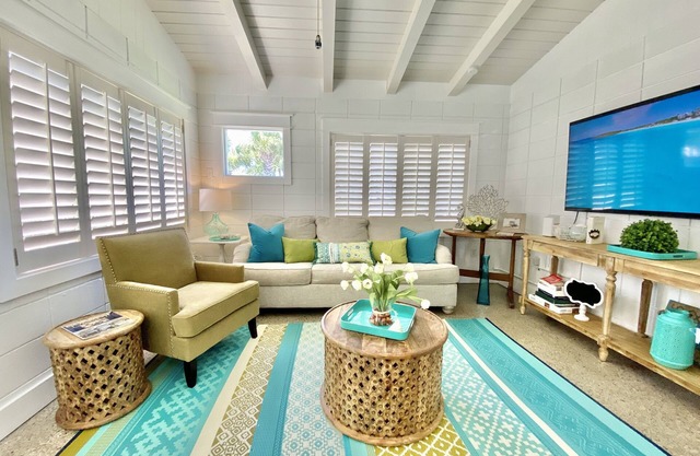 Pup Friendly Cottage~Just Remodeled ~4 Doors to the Beach! ~ August 9-23 Only $990