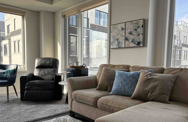 Pure Springs Serenity townhouse w/ rooftop Patio