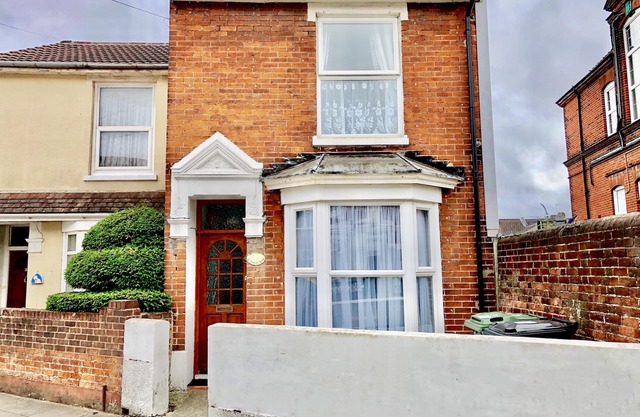 Purple Cloud - pet friendly 4 bedroom garden Cottage