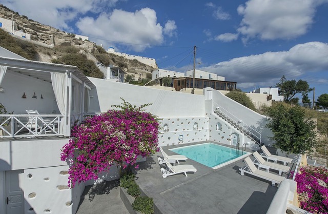 Pyrgos 3-Bed Villa, Sleeps 8, with Pool and AirCon