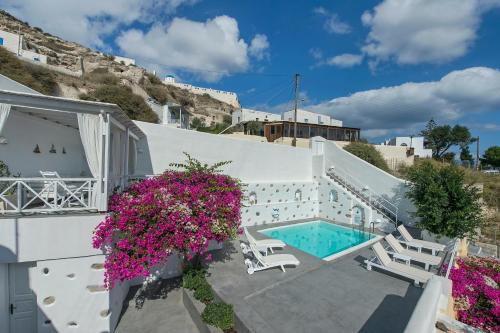 Pyrgos 3-Bed Villa Sleeps 8 with Pool and AirCon
