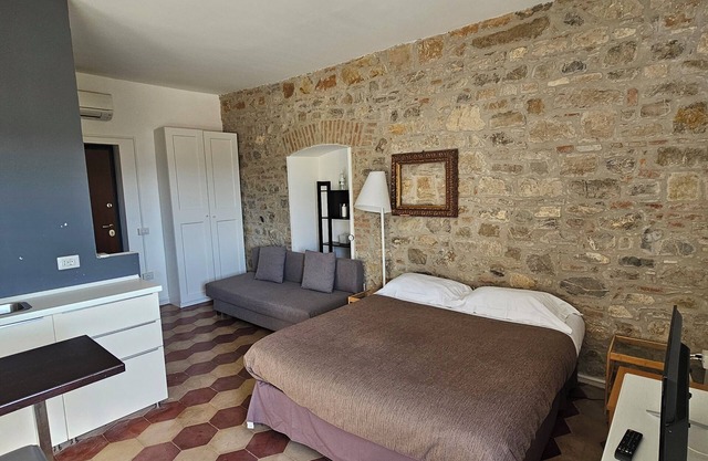 Quadruple Double Studio and Sofa Bed and Private Parking in Loco
