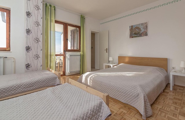Quadruple room with private bathroom, shared kitchen