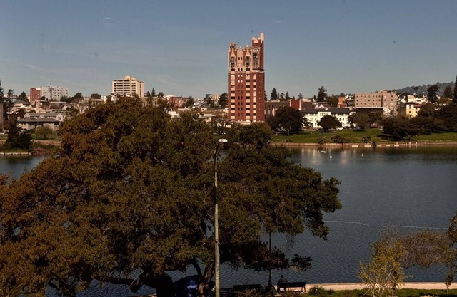 Quaint 1-bedroom condo on the lake in Oakland Lake Merritt area