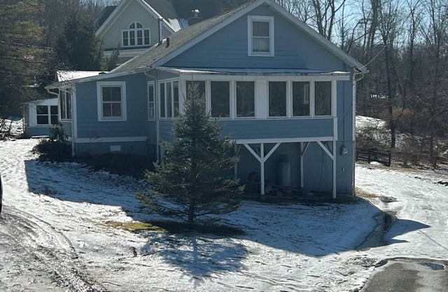 Quaint 2-bedroom cottage in North Salem with WiFi access