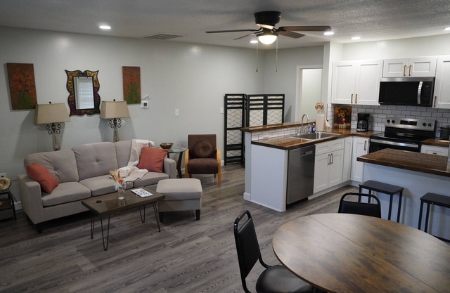 Quaint 2BR/2BA Apartment – Rustic Country Charm in the Heart of Downtown Fulton