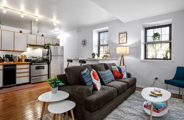 Quaint and Stylish APT with King Bed for Long Term Stay