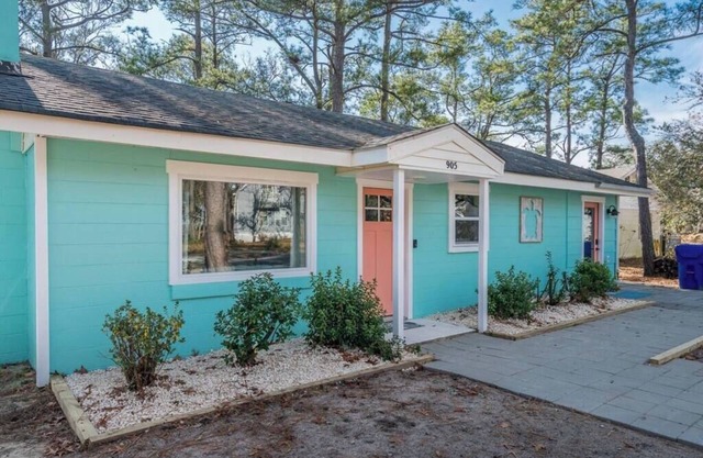 Quaint Beach House, Steps to the Beach & Shops
