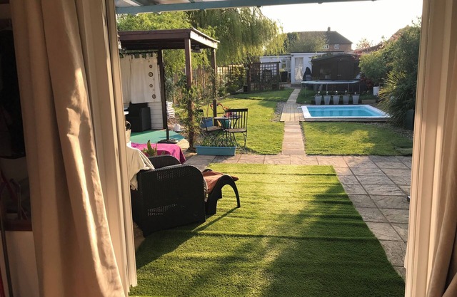 Quaint bungalow with Swimming Pool and lovely garden