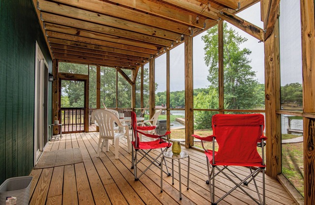 Quaint Cabin, deep water lot, with lots of extras