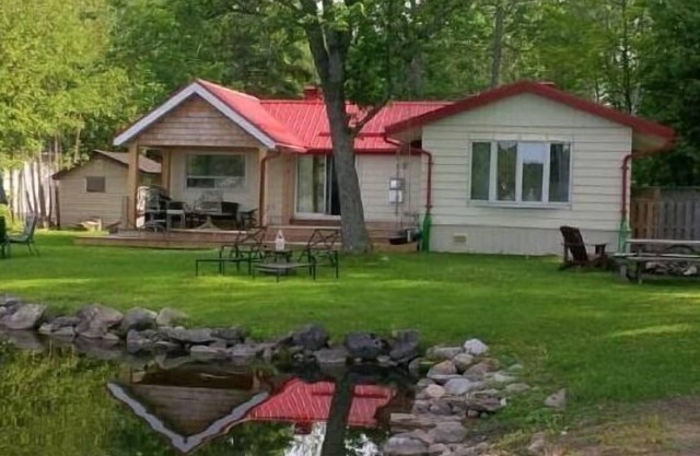 Quaint Chemong Lake Cottage Rental - Selwyn