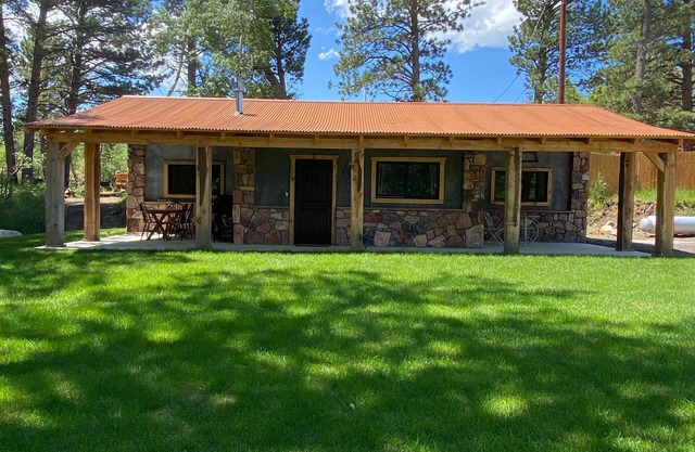 Quaint Corner Stone Guest Cottage -