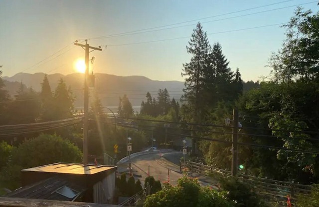 Quaint cottage within a 5 minute walk to Deep Cove, beach, & mountain adventures