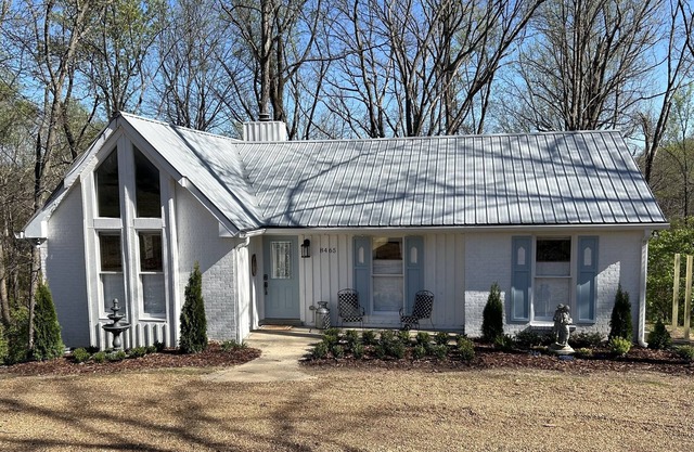Quaint Cottage in the Woods 20 minutes to Downtown