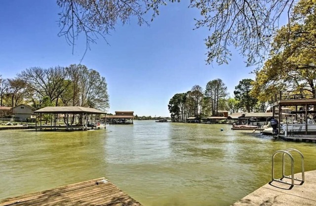Quaint Cottage on Cedar Creek Lake