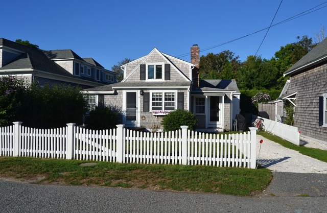 Quaint & Cozy Downtown Chatham Home, Walk to Town and Beaches